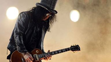 Slash (Guns N Roses) elogia a la banda 'AC/DC' por "Back in Black": "Fue como un grito de batalla por el rock"