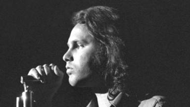 Así luce la tumba de Jim Morrison tras el homenaje de sus fans 50 años después de su muerte