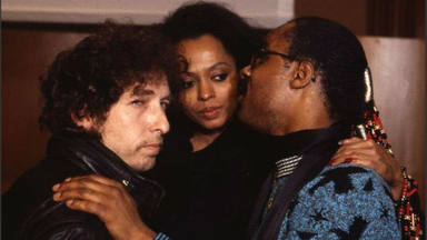 Así fue como Stevie Wonder desatascó la voz de Bob Dylan en una noche para la historia de la música