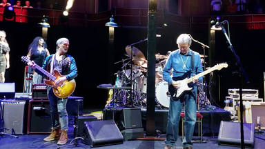 Eric Clapton encara su gira europea tras dos años de polémica: disfruta de su espectacular show