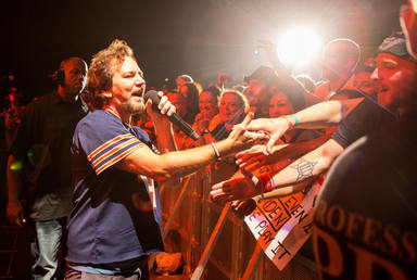 El bonito gesto de Pearl Jam con un fan en Barcelona. ¡No te lo pierdas¡