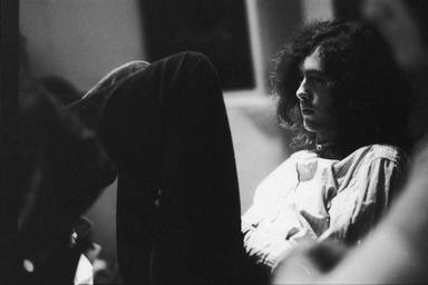 Imagen de Jimmy Page con Led Zeppelin en la cresta de la ola.
