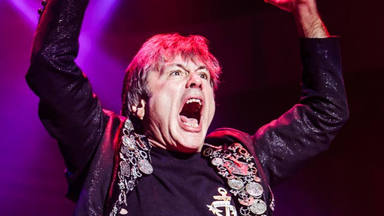 Bruce Dickinson (Iron Maiden) explota de rabia en pleno concierto: “Griego cabrón chupa******”