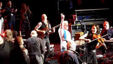 Robert Plant (Led Zeppelin), Eddie Vedder (Pearl Jam) y Roger Daltrey tocan el gran éxito de The Who
