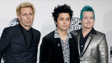 Green Day tocan una versión super rápida de “Good Riddance” mientras sus fans se van: “Seguid andando”