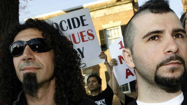 Serj Tankian (System of a Down) explota contra los fans que atacan a John Dolmayan: "Es injustificable"