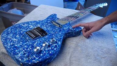 La guitarra más ecológica: así se fabrica un instrumento a partir de plástico recogido del océano