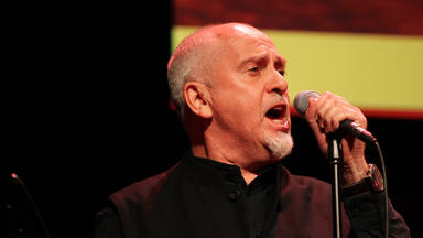 Peter Gabriel (Genesis) confiesa que no extraña estar en un grupo