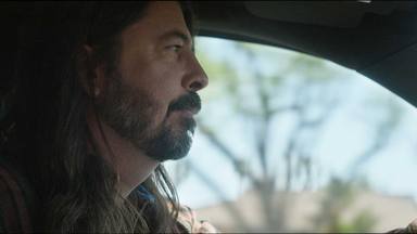El anuncio de Foo Fighters que te hará comprarte una camioneta: "Hay una estrella del rock en ti"