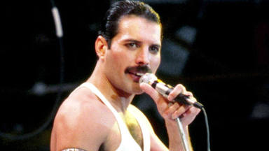 ¿Cuándo apareció el icónico bigote de Freddie Mercury?