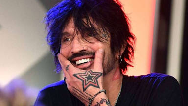 Tommy Lee (Mötley Crüe) impacta con sus nuevos tatuajes