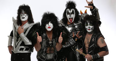 Además de su película, Kiss tendrá su propio documental: 'Biography: Kisstory'