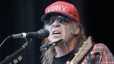 Neil Young cree que hay peligro en el regreso de los directos: "Los responsables de los contagios son los pro