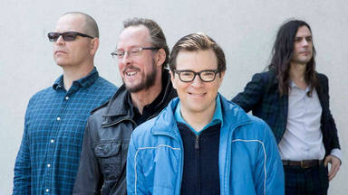 Weezer desvela todos los detalles de 'Ok Human', su nuevo álbum, sorprendiendo con su fecha de salida