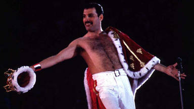 La corona y la capa de Freddie Mercury están de celebración, 37 años de un atuendo histórico