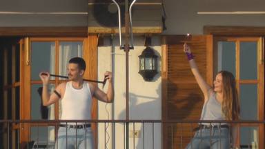 Esta pareja de Mallorca ha recreado el Live Aid de Queen desde su terraza