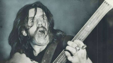 ¿Cómo suena "Ace of Spades" de Motörhead tocaba en un estilófono?