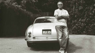 Eric Clapton y uno de los coches de su colección.