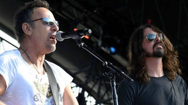 Dave Grohl (Foo Fighters) le confiesa a Bruce Springsteen el verdadero motivo por el que se hizo músico