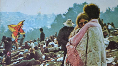 Muere Bobbi Kelly Ercoline, la mujer que se abrazaba su pareja en la portada del disco de Woodstock