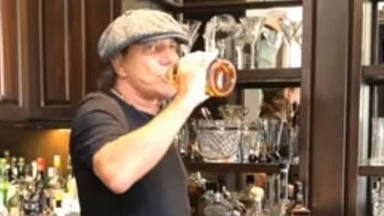Brian Johnson (AC/DC) reaparece para animar a sus fans y mostrar su colección de licores