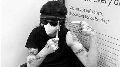 Mick Mars (Mötley Crüe) recibe la primera dosis de la vacuna contra la COVID-19