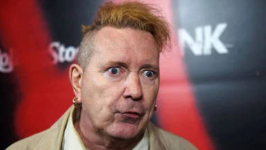 Johnny Rotten “se distancia” de Sex Pistols: “Se están aprovechando de la muerte de Isabel II”