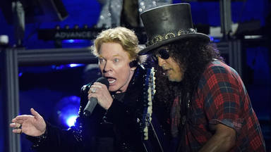La caída de Axl Rose (Guns N' Roses) en pleno directo, frente a 60.000 personas