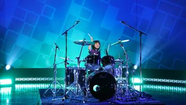 Yoyoka Soma tocando Foo Fighters en la televisión americana