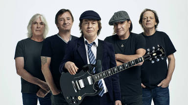 Angus Young desvela los tres guitarristas que podrían haber encajado como parte de AC/DC