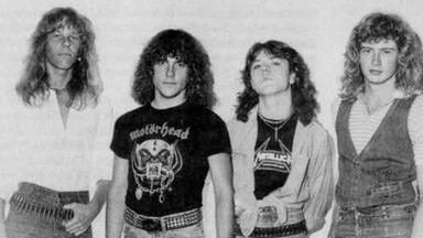 El primer bajista de Metallica, Ron McGovney, muestra una de las reliquias escondidas de la banda