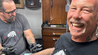 El nuevo tatuaje que James Hetfield se ha hecho en la mano: “Estábamos en un concierto de Metallica y...”