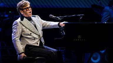 Elton John subasta parte de su armario par su fundación