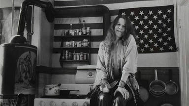 Imagen de Janis Joplin en su apartamente de San Francisco.