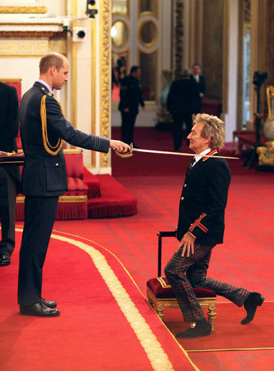 El príncipe William ordenando a Rod Stewart Excelentísimo Caballero en 2016
