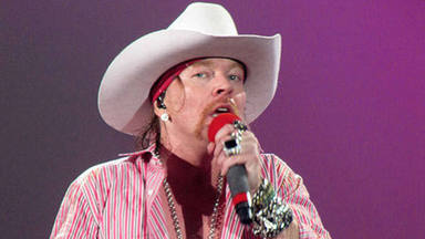 Axl Rose, vomitando durante el último concierto de Guns N' Roses: “Podría haberme caído del escenario”