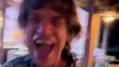 Mick Jagger sube un loco vídeo bailando “Moves Like Jagger”: “Papá, ¿quién te ha convencido?"