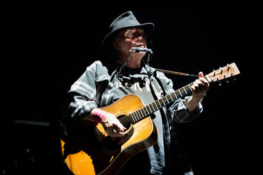 Neil Young anuncia su regreso a los escenarios tras cancelar su gira por enfermedad: apunta la fecha