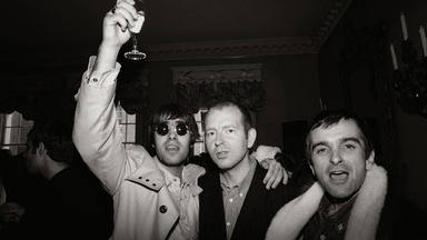 “¡Es un maldito cabrón!”: La historia detrás de la icónica foto de Liam Gallagher con su manager Alan McGee