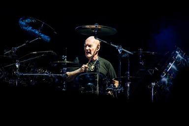 Chris Slade insiste en que no le importa que AC/DC no le haya llamado: “La gente quiere que seas miserable”