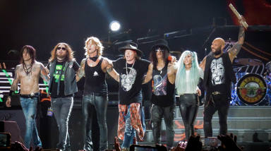 Guns N' Roses saca tajada del "accidente" con Trump en la fábrica de mascarillas
