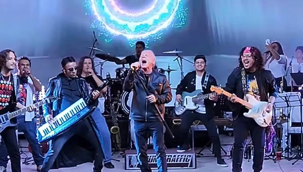 Bruce Dickinson reclutato per cantare gli Iron Maiden in una conferenza d’affari in Messico: ecco il video – aggiornato