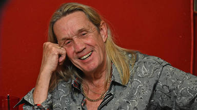 La brillante solución de Iron Maiden a los problemas en la batería de Nicko McBrain: “No puedo tocarla”