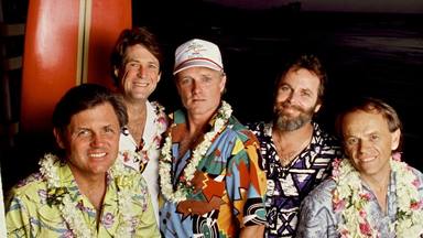 Las 3 curiosidades de "Surfin' USA" (The Beach Boys) que debes conocer: el karma hizo de las suyas