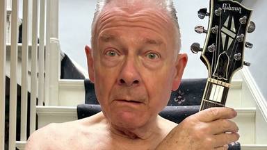 Robert Fripp (King Crimson) se desnuda y nos enseña todo su mástil en este vídeo: nos ha engañado a todos