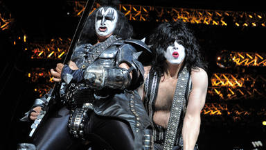 Gene Simmons admite que había otra banda llamada Kiss antes de la suya: “Si te duermes, pierdes”