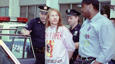 Guns N' Roses: la violenta relación pared con pared que acabó con Axl Rose componiendo este tema a su vecina