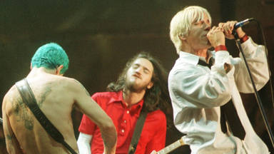¿Se arrepienten Red Hot Chili Peppers de haber tocado “Fire” mientras Woodstock '99 ardía en llamas?