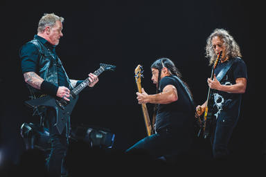 Toca Metallica mientras levanta más de 100 kilos: así es el reto viral que no podrás igualar