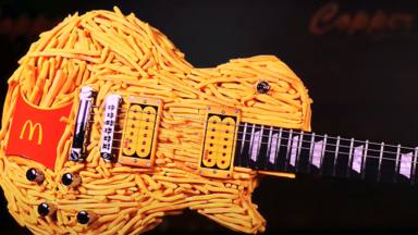 Así suena una guitarra eléctrica hecha de patatas fritas del McDonalds